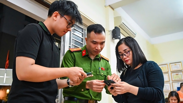 Đến từng tổ dân phố cập nhật dữ liệu đăng ký phương tiện và giấy phép lái xe